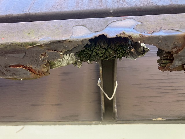 錆びて破損した目隠し